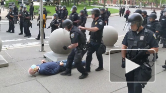 Пожилой американец попал в больницу из-за толкнувших его полицейских