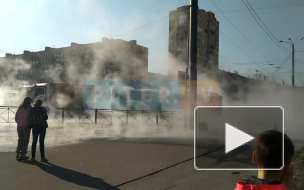Видео: автобус провалился под землю на Будапештской улице 