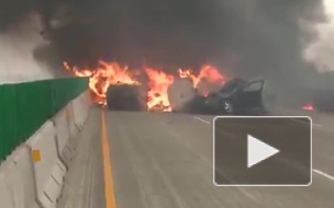 Видео из США: В Висконсине на трассе взорвались и сгорели несколько машин