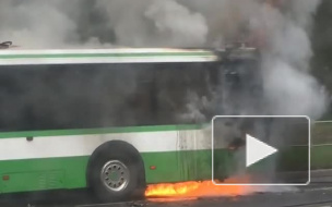 В Москве во время движения загорелся автобус