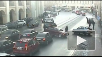 «Skoda» толкнула «Ford» на беспечного мигранта