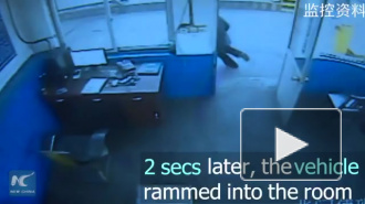 Видео чудесного спасения в Китае: мужчина предупредил коллегу за 2 секунды до трагедии