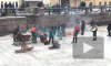 Рабочие убирают загрязняющие воду синие настилы после съемок "Серебряных коньков"