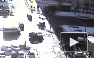 Камеры зафиксировали момент жуткой аварии в Челябинске