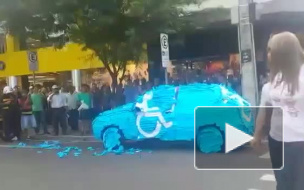 Автомобиль, припаркованный на месте для инвалидов, полностью заклеили бумажными стикерами