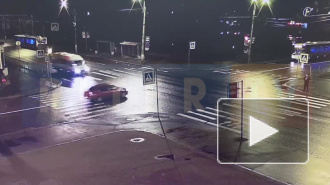 Момент аварии с маршруткой в Петергофе попал на видео