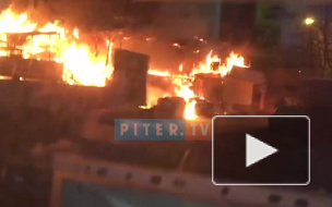 В Мурино на Вокзальной улице горят автомойка, шиномонтаж 