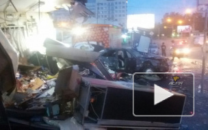 В Новосибирске пьяный водитель влетел в киоски, продавщица в тяжелом состоянии, покупатель погиб