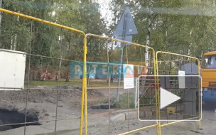 На улице Жени Егоровой провалился асфальт: местные жители не могут выехать со двора