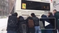 В Петербурге застрявший в сугробе автобус толкали ...