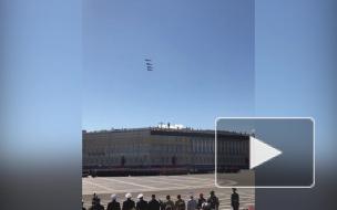 Над Дворцовой пролетели транспортные вертолеты, самолеты и истребители