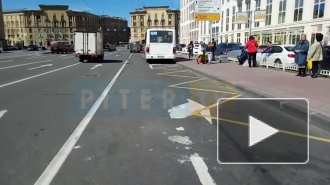 Маршрутка со сломанными тормозами врезалась в автобус на Смольном