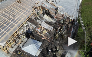 Спасатели сняли тушение пожара на крыше манежа с высоты птичьего полета