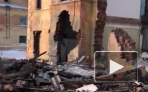 Видео из Омска: рухнул аварийный дом