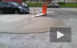 На парковке в Приморском районе из-под земли хлынул жидкий бетон