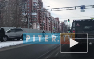 В Петербурге столкнулись три машины, одна из них влетела в забор 