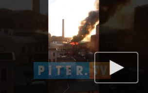 Видео: в Выборгском районе загорелся завод "Красная нить"