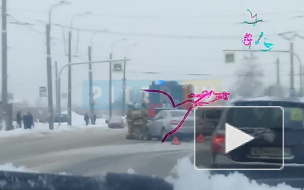 Видео: на юго-западе Петербурга столкнулись два автомобиля