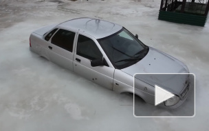 Видео из Тулы: спасатели вызволили из ледяного плена автомобиль