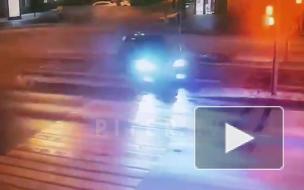 "Дрифтующий" Range Rover снес знак и машину в Петербурге