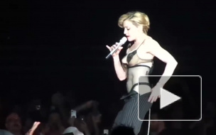 Стареющая Мадонна выставила напоказ голую грудь, снявшись в откровенной фотосессии