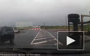 На посту ГИБДД в Котласе лесовоз перевернулся и просыпал груз