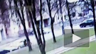 От удара иномарки "Газель" завалилась на бок на проспекте Ветеранов