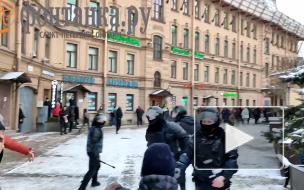 "Фонтанка": полицейский пригрозил пистолетом протестующим в центре Петербурга