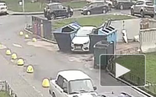 Иномарку заблокировали мусорными контейнерами за глупую парковку