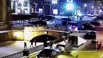 Появилось видео с канала Грибоедова с провалившимися под лед мужчинами