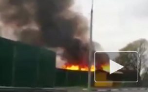 Жуткое видео из Ярославля: загорелся дом возле АЗС