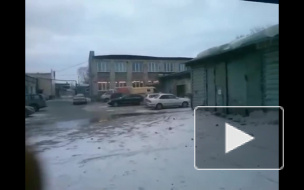 Появилось видео, как шквальный ветер срывает крыши в Новосибирске