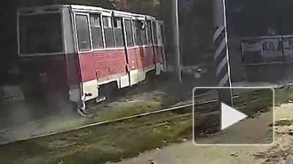 Шокирующее видео: в Саратове трамвай несколько минут тащил за собой по рельсам окровавленного пассажира