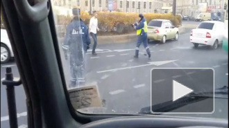 Очевидец снял на видео, как наркоман с ножом напал на полицейских на площади Восстания