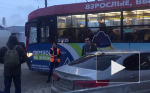 На площади Репина криво припаркованный автомобиль заблокировал движение трамваев