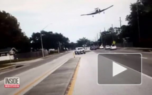 Очевидцы сняли на видео жесткую посадку самолета на автодорогу в США