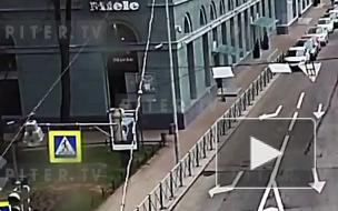 Шторм в Петербурге сносит дорожные знаки и срывает украшения ко Дню Победы