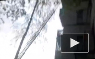 Видео: на Авангардной жители пожаловались на обрушение балкона