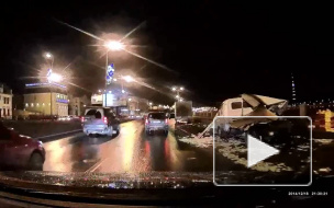 Приморский проспект засыпало хлебом после ДТП