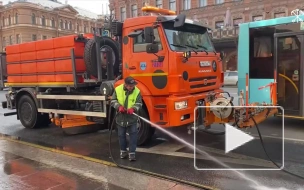 Дорожники проводят влажную уборку в Петербурге