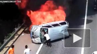 Незнакомец спас людей из пылающего микроавтобуса