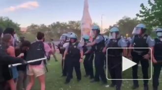 В Чикаго около 18 полицейских пострадали, защищая памятник Колумба