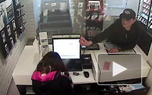 Полиция задержала подозреваемого в разбойном нападении на салон связи в Адмиралтейском районе