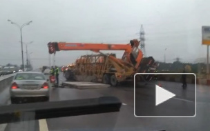 Видео из Москвы: Упавший на МКАД автокран парализовал движение