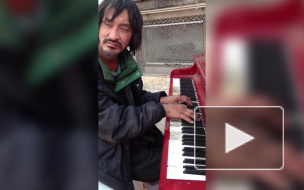 В интернете стремительно набирает обороты видео с бездомным, который играет на пианино