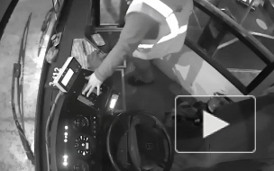 Видео: неизвестный ударил по лицу сотрудницу троллейбуса на Кораблестроителей