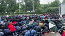 Десятки мусульман собрались у Соборной мечети на Курбан-байрам