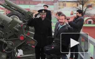 Знаменитый проповедник и оратор Ник Вуйчич выстрелил из пушки на Петропавловской крепости