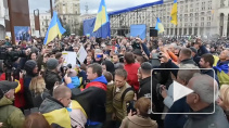 У офиса президента Украины – митинг против разведения сил в Донбассе