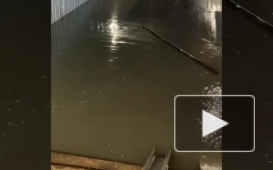 У ж/д станции "Броневая" затопило подземный переход В Петербурге 